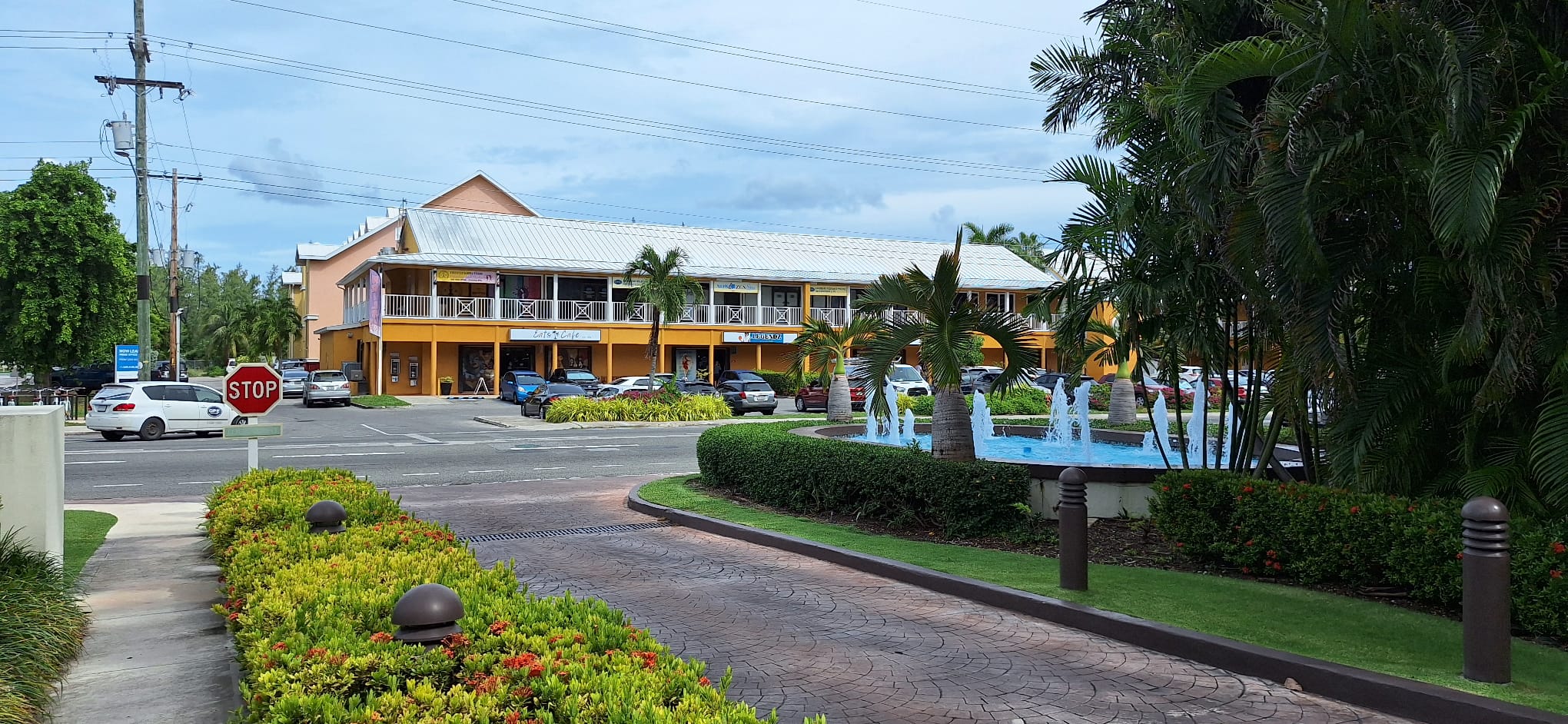 Small Plaza  hosts of EATS CAFE  across zhe Street from the WESTIN HOTEL....both of which is a 5 mins walk from the GOVERNORS BEACH